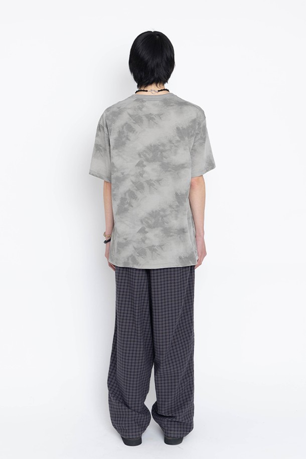 얼씨 다이드 반팔 티셔츠는 부드러운 면 소재로 제작되어 편안한 착용감을 선사합니다. 캐주얼 스타일의 오버핏 디자인과 반소매 기장으로 편안하고 스타일리시하게 연출할 수 있습니다. 브라운, 브로콜리 브라운 컬러의 타이다이 패턴이 독특한 분위기를 더하며, 그래픽 포인트 디테일과 자연스러운 컬러 변형이 돋보입니다. 일상생활에서 개성 있는 스타일을 연출하고 싶을 때 적합한 아이템입니다. 스트리트 패션을 즐겨 입는 분들께도 추천합니다.
