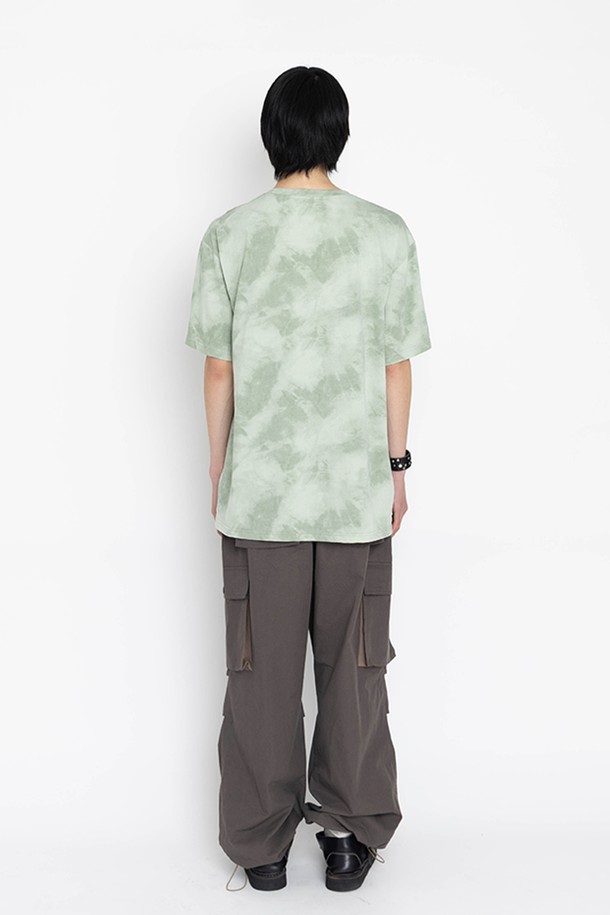 "얼씨 다이드" 반팔 티셔츠는 브라운과 브로콜리 두 가지 색상으로 출시되어 개성 넘치는 스타일을 연출합니다. 일상에서 편안하게 착용할 수 있으며, 캐주얼한 스타일을 선호하는 분들께 추천합니다. 오버핏으로 제작되어 트렌디하며, 라운드넥 디자인과 자연스러운 타이다이 패턴이 특징입니다. 면 소재로 제작되어 부드러운 착용감을 선사하며, 동네 마실룩, 여행룩 등 다양한 TPO에 활용하기 좋습니다. 그래픽 포인트 디테일이 더해져 더욱 특별한 느낌을 줍니다.
