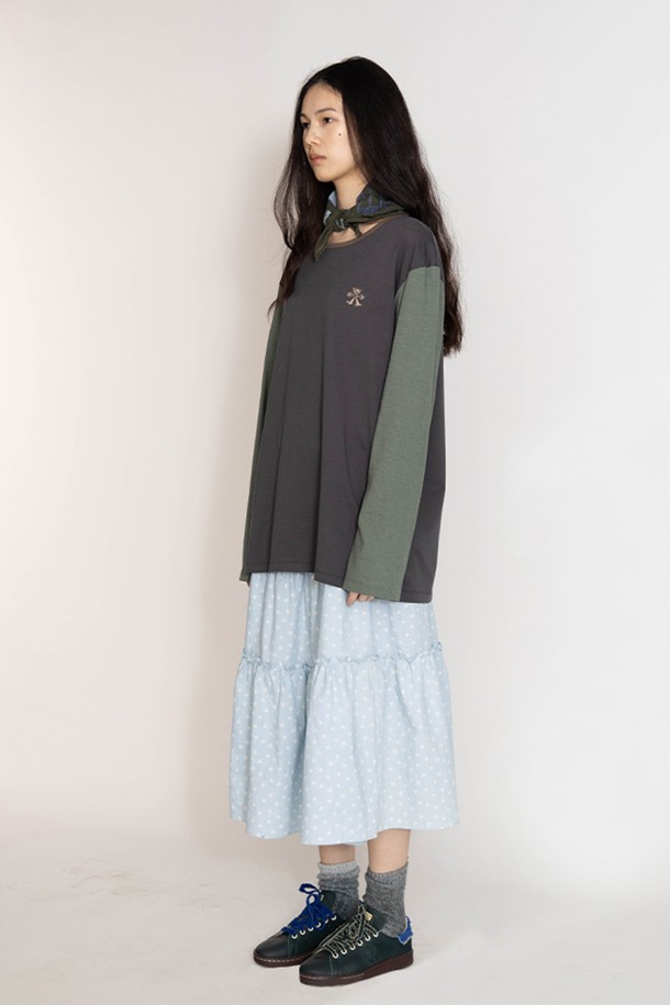 무어 티어드 스커트는 로맨틱한 무드를 연출하는 여성용 스커트입니다. 아이렛 화이트와 데님 블루 두 가지 색상으로 제공되며, 봄과 여름에 어울리는 디자인입니다. 허리 드로우스트링 디테일이 특징이며, 루즈핏의 티어드 스타일로 편안하게 착용할 수 있습니다. 데이트룩, 카페룩, 산책룩 등 다양한 TPO에 맞춰 클래식, 미니멀 스타일로 연출해보세요. 면 소재로 제작되어 부드러운 촉감을 선사합니다.
