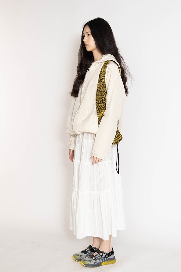 무어 티어드 스커트는 여성용으로, 화이트와 데님블루 두 가지 색상으로 출시되었습니다. 봄, 여름 시즌에 어울리는 면 소재의 루즈핏 티어드 스커트입니다. 로맨틱한 스타일을 연출하며, 허리 부분의 드로우스트링(끈)과 글린코드가 특징입니다. 아일렛 패턴으로 포인트를 주어 데이트룩, 카페룩, 봄 소풍룩 등 다양한 TPO에 활용하기 좋습니다. 로맨틱, 미니멀, 클래식 스타일을 선호하는 분들께 추천합니다.
