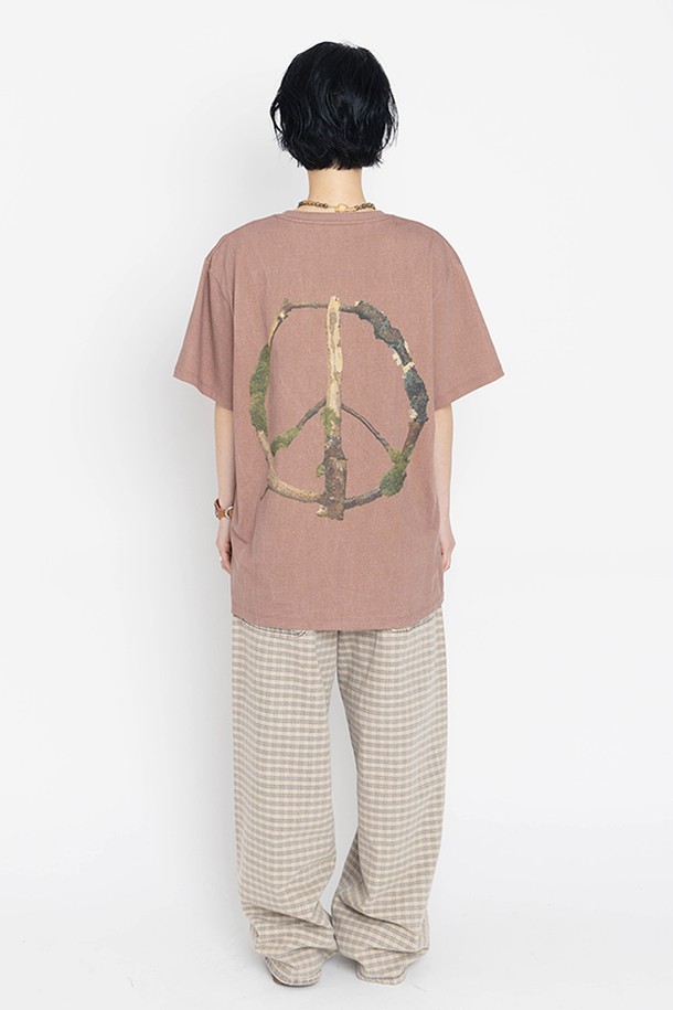 메이드 바이 얼스 반팔 티셔츠는 남녀 공용으로 착용 가능한 캐주얼 스타일의 반팔 티셔츠입니다. 봄, 여름 시즌에 적합하며, 라운드넥과 오버핏 디자인으로 편안한 착용감을 제공합니다. 모카, 그린, 다크 브라운 세 가지 빈티지한 컬러감으로 피그먼트 후가공 처리된 면 소재의 티셔츠입니다. 전면에 피스 테마 2555 그래픽 프린팅이 돋보입니다. 레귤러 기장의 반소매 티셔츠로 미니멀한 스타일을 연출하기 좋습니다.
