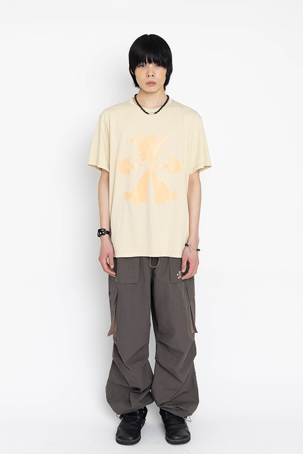 루트 포커스 반팔 티셔츠는 편안한 착용감을 선사하는 오버핏 티셔츠입니다. 코넬플라워 블루, 에크루, 차콜 세 가지 자연스러운 컬러톤으로 출시되어 일상과 휴가룩 모두 활용하기 좋습니다. 부드러운 면 소재로 제작되어 촉감이 좋으며, 캐주얼, 미니멀 스타일을 연출하기에 적합합니다. 그래픽 패턴의 디자인으로 포인트를 더했으며, 동네 마실룩으로 편안하게, 휴가룩으로 스타일리시하게 연출해 보세요. 여름 시즌에 시원하게 입기 좋은 반소매 티셔츠입니다.
