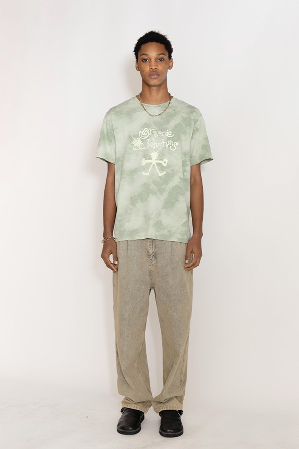 "얼씨 다이드" 반팔 티셔츠는 브라운과 브로콜리 두 가지 색상으로 출시되어 개성 넘치는 스타일을 연출합니다. 일상에서 편안하게 착용할 수 있으며, 캐주얼한 스타일을 선호하는 분들께 추천합니다. 오버핏으로 제작되어 트렌디하며, 라운드넥 디자인과 자연스러운 타이다이 패턴이 특징입니다. 면 소재로 제작되어 부드러운 착용감을 선사하며, 동네 마실룩, 여행룩 등 다양한 TPO에 활용하기 좋습니다. 그래픽 포인트 디테일이 더해져 더욱 특별한 느낌을 줍니다.
