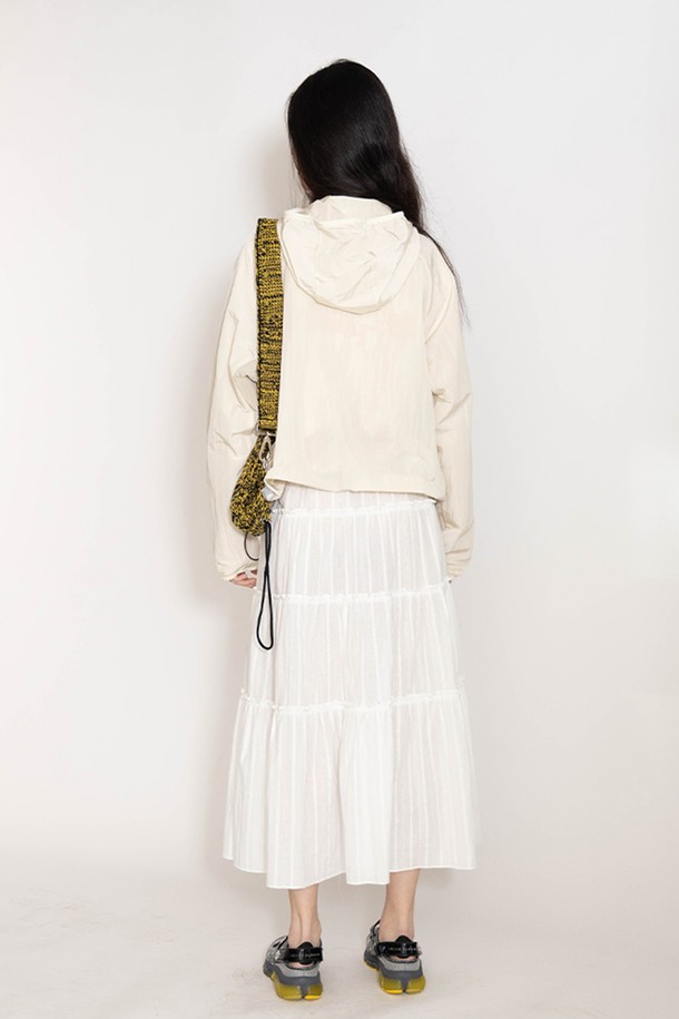 무어 티어드 스커트는 여성용으로, 화이트와 데님블루 두 가지 색상으로 출시되었습니다. 봄, 여름 시즌에 어울리는 면 소재의 루즈핏 티어드 스커트입니다. 로맨틱한 스타일을 연출하며, 허리 부분의 드로우스트링(끈)과 글린코드가 특징입니다. 아일렛 패턴으로 포인트를 주어 데이트룩, 카페룩, 봄 소풍룩 등 다양한 TPO에 활용하기 좋습니다. 로맨틱, 미니멀, 클래식 스타일을 선호하는 분들께 추천합니다.
