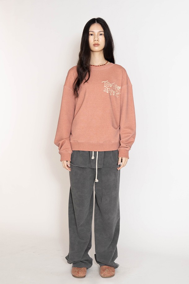 여성스러운 무드를 연출하는 "컴피 스커티드 팬츠"입니다. 부드러운 면, 폴리에스테르, 스판덱스 혼방 소재로 제작되어 편안한 착용감을 선사합니다. 허리 밴딩과 드로스트링으로 사이즈 조절이 용이하며, 스커트 레이어드 디자인과 더블 레이어드 스커트 디테일이 특징입니다. 루즈핏에 오버핏으로 편안함을 강조했으며, 모카, 카키 두 가지 색상으로 출시되었습니다. 일상, 동네 마실룩, 여행룩 등 다양한 TPO에 캐주얼, 미니멀, 클래식 스타일로 활용하기 좋습니다.
