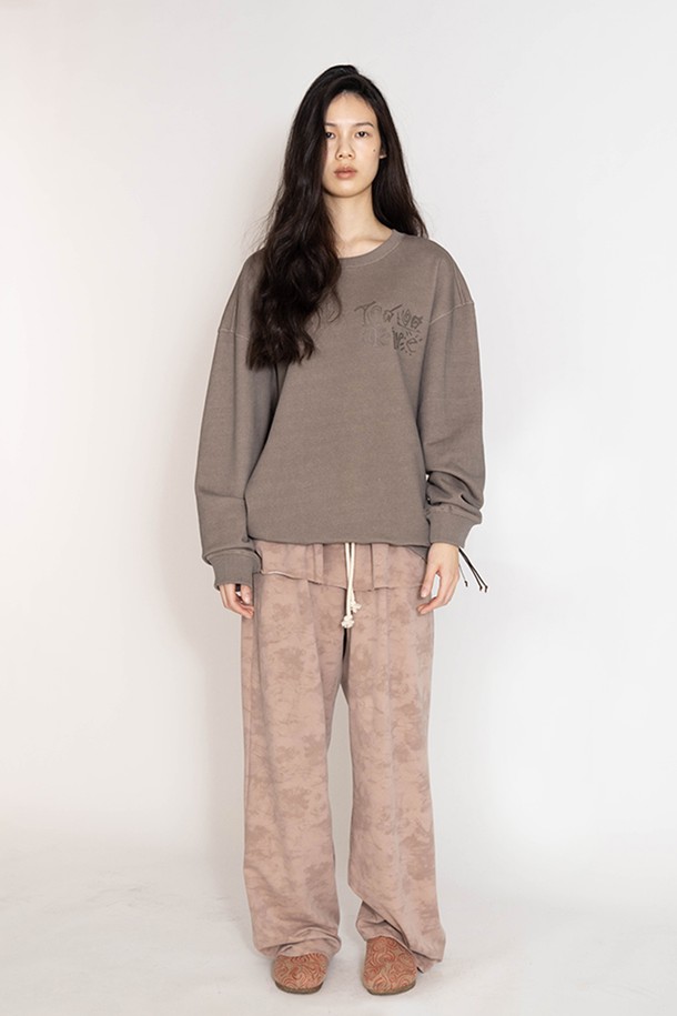 컴피 스커티드 팬츠는 편안함과 스타일을 동시에 잡은 여성용 스커트 팬츠입니다. 모카, 카키, 애쉬 3가지 색상으로 출시되어 다양한 상의와 매치하기 좋습니다. 면, 폴리에스테르, 스판덱스 혼방 소재로 제작되어 부드러운 촉감과 편안한 착용감을 선사합니다. 허리 밴딩과 드로스트링 디테일은 편안함을 더하고, 세미 벌룬 실루엣과 오버핏으로 캐주얼하면서도 스타일리시한 룩을 연출합니다. 동네 마실룩, 여행룩 등 데일리룩으로 활용하기 좋은 아이템입니다.
