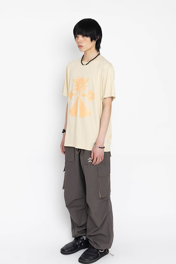 루트 포커스 반팔 티셔츠는 편안한 착용감을 선사하는 오버핏 티셔츠입니다. 코넬플라워 블루, 에크루, 차콜 세 가지 자연스러운 컬러톤으로 출시되어 일상과 휴가룩 모두 활용하기 좋습니다. 부드러운 면 소재로 제작되어 촉감이 좋으며, 캐주얼, 미니멀 스타일을 연출하기에 적합합니다. 그래픽 패턴의 디자인으로 포인트를 더했으며, 동네 마실룩으로 편안하게, 휴가룩으로 스타일리시하게 연출해 보세요. 여름 시즌에 시원하게 입기 좋은 반소매 티셔츠입니다.
