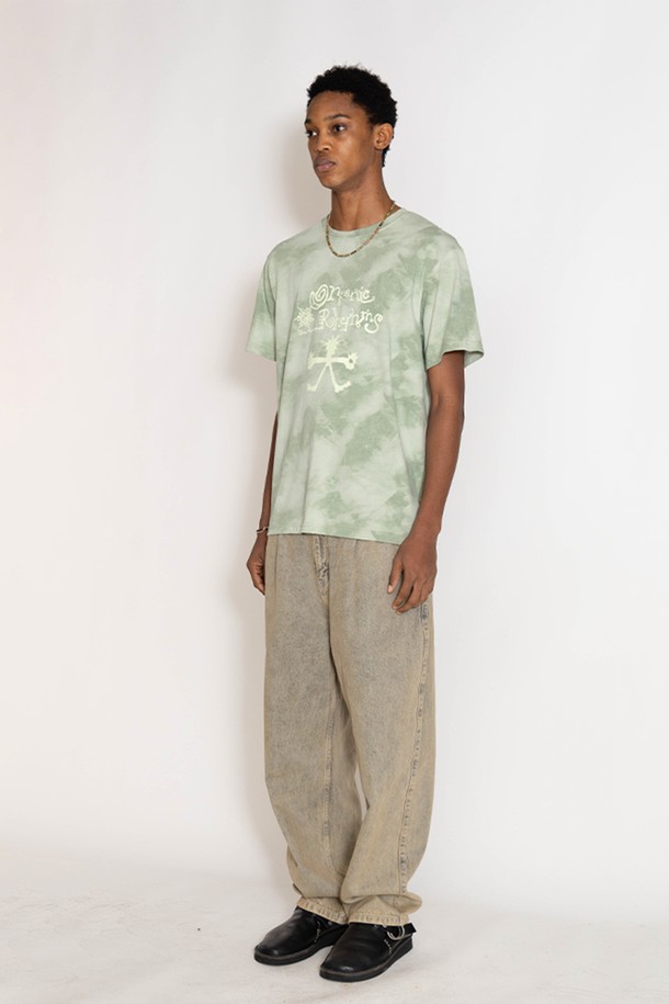 "얼씨 다이드" 반팔 티셔츠는 브라운과 브로콜리 두 가지 색상으로 출시되어 개성 넘치는 스타일을 연출합니다. 일상에서 편안하게 착용할 수 있으며, 캐주얼한 스타일을 선호하는 분들께 추천합니다. 오버핏으로 제작되어 트렌디하며, 라운드넥 디자인과 자연스러운 타이다이 패턴이 특징입니다. 면 소재로 제작되어 부드러운 착용감을 선사하며, 동네 마실룩, 여행룩 등 다양한 TPO에 활용하기 좋습니다. 그래픽 포인트 디테일이 더해져 더욱 특별한 느낌을 줍니다.
