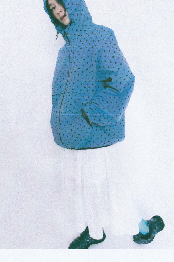 무어 티어드 스커트는 로맨틱한 무드를 연출하는 여성용 스커트입니다. 아이렛 화이트와 데님 블루 두 가지 색상으로 제공되며, 봄과 여름에 어울리는 디자인입니다. 허리 드로우스트링 디테일이 특징이며, 루즈핏의 티어드 스타일로 편안하게 착용할 수 있습니다. 데이트룩, 카페룩, 산책룩 등 다양한 TPO에 맞춰 클래식, 미니멀 스타일로 연출해보세요. 면 소재로 제작되어 부드러운 촉감을 선사합니다.
