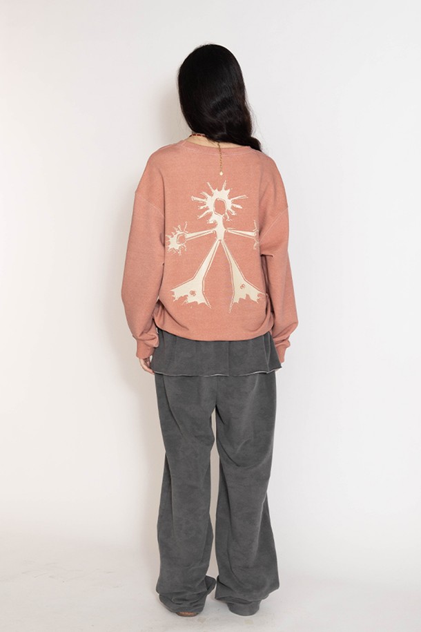 **컴피 스커티드 팬츠**

캐주얼하고 미니멀한 감각을 살린 여성용 스커티드 팬츠입니다. 모카, 카키, 애쉬 세 가지 색상으로 출시되어 데일리룩에 포인트를 더합니다. 면, 폴리에스테르, 스판덱스 혼방 소재로 제작되어 부드러운 촉감과 편안한 착용감을 선사합니다. 허리 스트링과 세미 벌룬 실루엣, 스커트 레이어드 디자인이 특징이며, 오버핏 긴바지로 동네 마실룩, 여행룩 등 다양한 TPO에 활용하기 좋습니다. 
