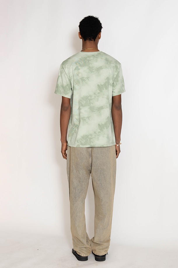 "얼씨 다이드" 반팔 티셔츠는 브라운과 브로콜리 두 가지 색상으로 출시되어 개성 넘치는 스타일을 연출합니다. 일상에서 편안하게 착용할 수 있으며, 캐주얼한 스타일을 선호하는 분들께 추천합니다. 오버핏으로 제작되어 트렌디하며, 라운드넥 디자인과 자연스러운 타이다이 패턴이 특징입니다. 면 소재로 제작되어 부드러운 착용감을 선사하며, 동네 마실룩, 여행룩 등 다양한 TPO에 활용하기 좋습니다. 그래픽 포인트 디테일이 더해져 더욱 특별한 느낌을 줍니다.
