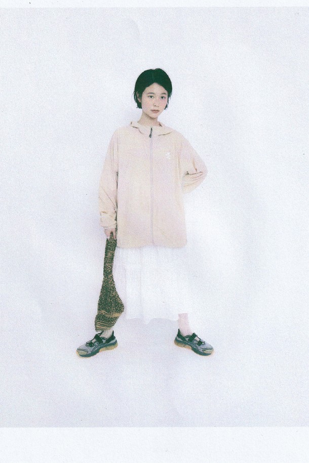 무어 티어드 스커트는 여성용으로, 화이트와 데님블루 두 가지 색상으로 출시되었습니다. 봄, 여름 시즌에 어울리는 면 소재의 루즈핏 티어드 스커트입니다. 로맨틱한 스타일을 연출하며, 허리 부분의 드로우스트링(끈)과 글린코드가 특징입니다. 아일렛 패턴으로 포인트를 주어 데이트룩, 카페룩, 봄 소풍룩 등 다양한 TPO에 활용하기 좋습니다. 로맨틱, 미니멀, 클래식 스타일을 선호하는 분들께 추천합니다.
