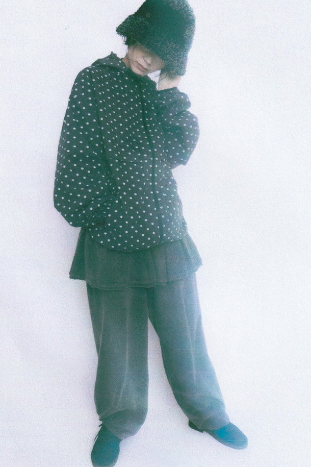 컴피 스커티드 팬츠는 편안함과 스타일을 동시에 잡은 여성용 스커트 팬츠입니다. 모카, 카키, 애쉬 3가지 색상으로 출시되어 다양한 상의와 매치하기 좋습니다. 면, 폴리에스테르, 스판덱스 혼방 소재로 제작되어 부드러운 촉감과 편안한 착용감을 선사합니다. 허리 밴딩과 드로스트링 디테일은 편안함을 더하고, 세미 벌룬 실루엣과 오버핏으로 캐주얼하면서도 스타일리시한 룩을 연출합니다. 동네 마실룩, 여행룩 등 데일리룩으로 활용하기 좋은 아이템입니다.
