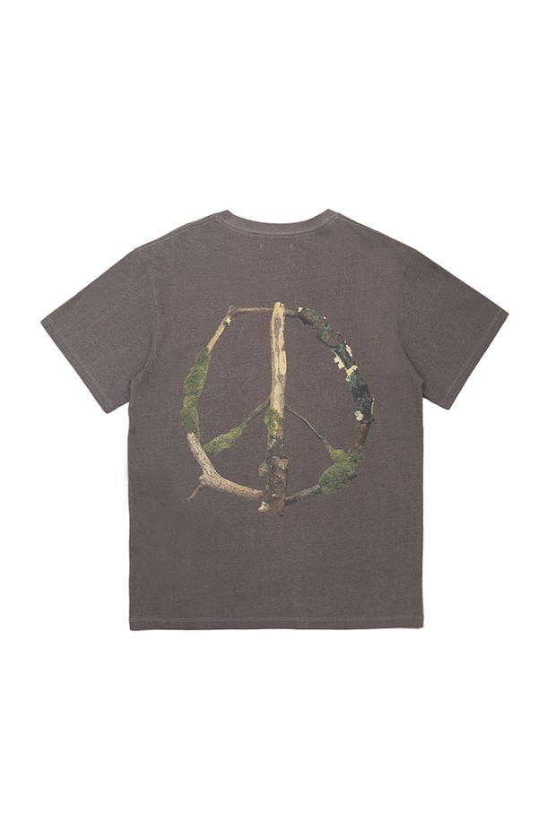 메이드 바이 얼스 반팔 티셔츠는 캐주얼한 스타일을 추구하는 분들을 위한 여름 필수 아이템입니다. 다크 브라운, 모카, 그린 세 가지 빈티지한 컬러로 출시되어, 25SS 컬렉션의 피스 테마 그래픽과 만나 독특한 분위기를 연출합니다. 오버핏과 릴랙스핏으로 편안한 착용감을 선사하며, 동네 마실룩이나 카페룩과 같은 일상적인 TPO에 잘 어울립니다. 면 소재를 사용하여 부드러운 촉감을 자랑하며, 그래픽 피그먼트 후가공으로 빈티지한 컬러감을 더했습니다. 미니멀, 스트리트 스타일을 즐겨 입는 분들께 추천합니다.
