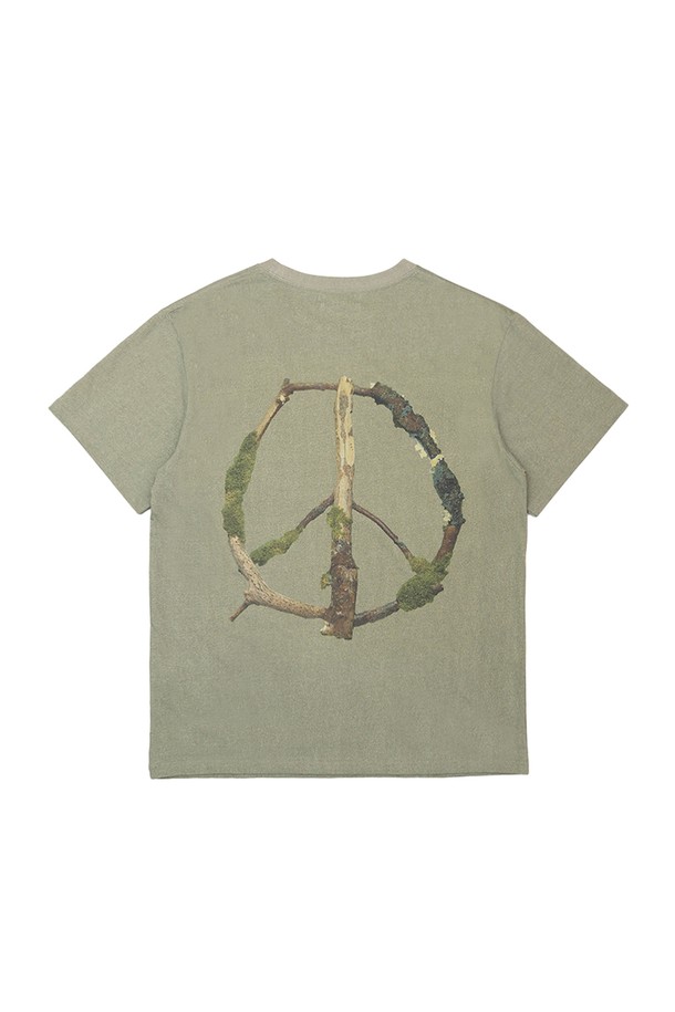 메이드 바이 얼스 반팔 티셔츠는 부드러운 면 소재로 제작되어 편안한 착용감을 선사합니다. 피그먼트 가공을 거쳐 빈티지한 그린 컬러감을 자랑하며, 오버핏 디자인과 라운드넥으로 캐주얼한 스타일을 연출합니다. 일상복, 산책룩 등 다양한 TPO에 활용하기 좋으며, 미니멀, 캐주얼, 스트리트 스타일을 즐겨 입는 분들께 추천합니다. 독특한 피스 테마 그래픽 프린팅으로 포인트를 더했습니다. 봄, 여름 시즌에 데일리하게 입기 좋은 반소매 티셔츠입니다.
