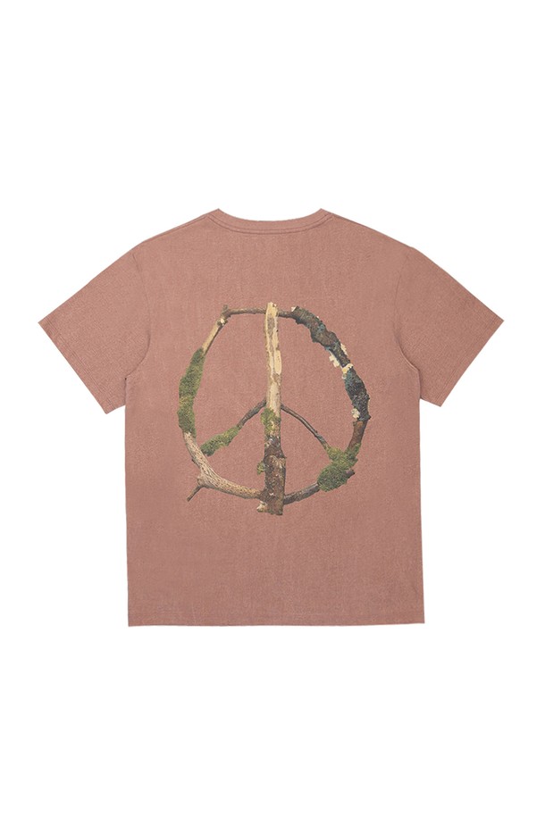 메이드 바이 얼스 반팔 티셔츠는 남녀 공용으로 착용 가능한 캐주얼 스타일의 반팔 티셔츠입니다. 봄, 여름 시즌에 적합하며, 라운드넥과 오버핏 디자인으로 편안한 착용감을 제공합니다. 모카, 그린, 다크 브라운 세 가지 빈티지한 컬러감으로 피그먼트 후가공 처리된 면 소재의 티셔츠입니다. 전면에 피스 테마 2555 그래픽 프린팅이 돋보입니다. 레귤러 기장의 반소매 티셔츠로 미니멀한 스타일을 연출하기 좋습니다.
