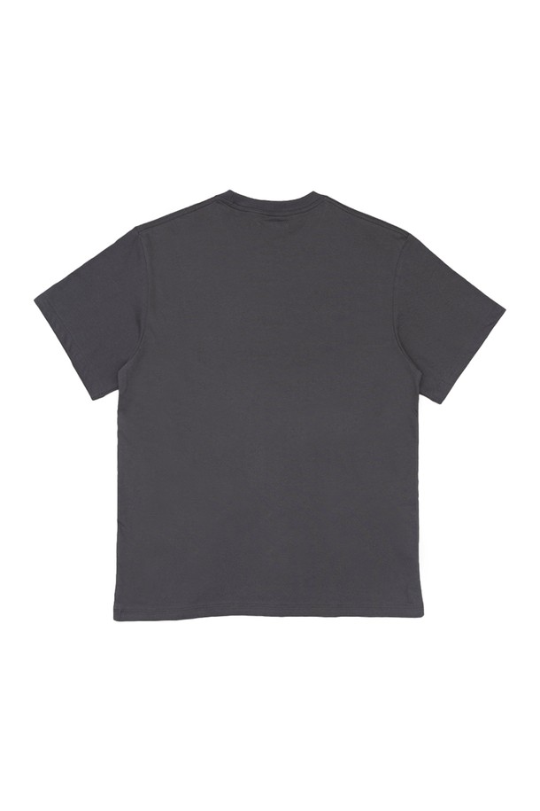 루트 포커스 반팔 티셔츠는 베이직하고 캐주얼한 스타일의 공용 티셔츠입니다. 봄, 여름 시즌에 착용하기 좋으며, 코튼플라워 블루, 에크루, 차콜 세 가지 색상으로 만나볼 수 있습니다. 릴랙스핏 또는 오버핏으로 편안하게 착용 가능하며, 라운드넥 디자인에 그래픽 프린트가 포인트로 더해져 개성을 살렸습니다. 일상, 동네 마실, 여행 등 다양한 TPO에 맞춰 미니멀하고 감각적인 스타일을 연출해보세요. 부드러운 면 소재로 제작되어 편안한 착용감을 선사합니다.
