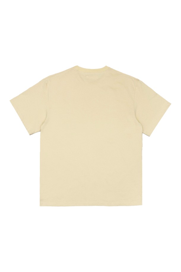 루트 포커스 반팔 티셔츠는 편안한 착용감을 선사하는 오버핏 티셔츠입니다. 코넬플라워 블루, 에크루, 차콜 세 가지 자연스러운 컬러톤으로 출시되어 일상과 휴가룩 모두 활용하기 좋습니다. 부드러운 면 소재로 제작되어 촉감이 좋으며, 캐주얼, 미니멀 스타일을 연출하기에 적합합니다. 그래픽 패턴의 디자인으로 포인트를 더했으며, 동네 마실룩으로 편안하게, 휴가룩으로 스타일리시하게 연출해 보세요. 여름 시즌에 시원하게 입기 좋은 반소매 티셔츠입니다.
