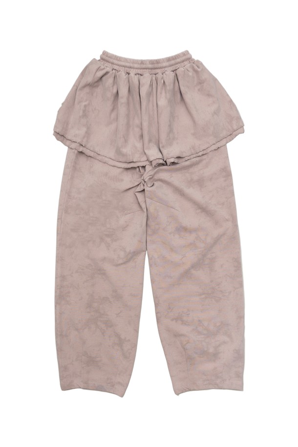 여성스러운 무드를 연출하는 "컴피 스커티드 팬츠"입니다. 부드러운 면, 폴리에스테르, 스판덱스 혼방 소재로 제작되어 편안한 착용감을 선사합니다. 허리 밴딩과 드로스트링으로 사이즈 조절이 용이하며, 스커트 레이어드 디자인과 더블 레이어드 스커트 디테일이 특징입니다. 루즈핏에 오버핏으로 편안함을 강조했으며, 모카, 카키 두 가지 색상으로 출시되었습니다. 일상, 동네 마실룩, 여행룩 등 다양한 TPO에 캐주얼, 미니멀, 클래식 스타일로 활용하기 좋습니다.
