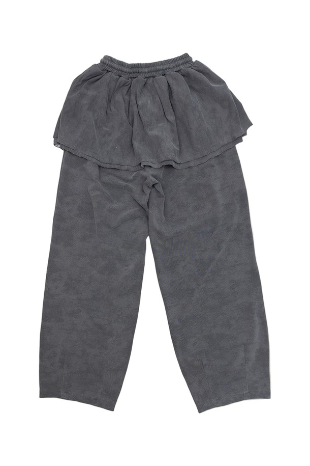 컴피 스커티드 팬츠는 편안함과 스타일을 동시에 잡은 여성용 스커트 팬츠입니다. 모카, 카키, 애쉬 3가지 색상으로 출시되어 다양한 상의와 매치하기 좋습니다. 면, 폴리에스테르, 스판덱스 혼방 소재로 제작되어 부드러운 촉감과 편안한 착용감을 선사합니다. 허리 밴딩과 드로스트링 디테일은 편안함을 더하고, 세미 벌룬 실루엣과 오버핏으로 캐주얼하면서도 스타일리시한 룩을 연출합니다. 동네 마실룩, 여행룩 등 데일리룩으로 활용하기 좋은 아이템입니다.
