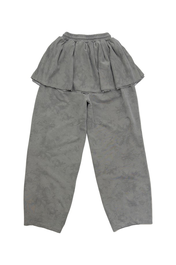 **컴피 스커티드 팬츠**

캐주얼하고 미니멀한 감각을 살린 여성용 스커티드 팬츠입니다. 모카, 카키, 애쉬 세 가지 색상으로 출시되어 데일리룩에 포인트를 더합니다. 면, 폴리에스테르, 스판덱스 혼방 소재로 제작되어 부드러운 촉감과 편안한 착용감을 선사합니다. 허리 스트링과 세미 벌룬 실루엣, 스커트 레이어드 디자인이 특징이며, 오버핏 긴바지로 동네 마실룩, 여행룩 등 다양한 TPO에 활용하기 좋습니다. 
