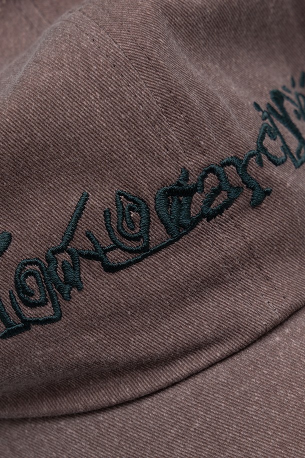 에칭 로고 모자는 면 소재로 제작되어 사계절 내내 착용하기 좋습니다. 브라운, 그린, 에크루 브라운 세 가지 색상으로 출시되었으며, 5cm 깊이의 모자와 5cm 챙 넓이로 디자인되었습니다. 빈티지한 촉감과 에칭 로고 자수 디테일이 돋보이며, 사이즈 조절이 가능하여(54-68cm) 편안한 착용감을 제공합니다. 동네 마실룩, 산책룩 등 캐주얼, 미니멀, 클래식 스타일을 연출하기에 적합한 아이템입니다.
