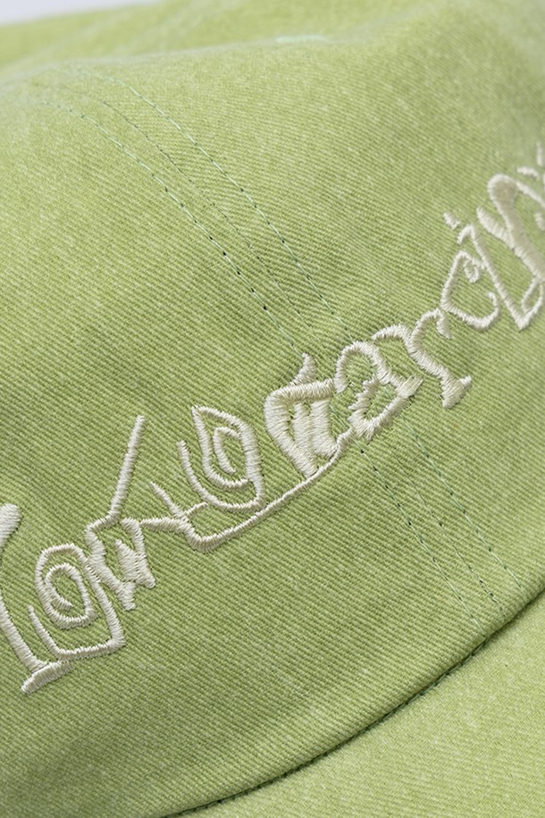 에칭 로고 모자는 빈티지한 감성을 담은 캡모자입니다. 브라운, 그린, 에크루 세 가지 색상으로 출시되었으며, 면 소재로 제작되어 편안한 착용감을 선사합니다. 모자 깊이 5cm, 챙 넓이 5cm로, 자연스러운 워싱 가공과 자수, 로고 디자인이 특징입니다. 사이즈 조절이 가능하며, 캐주얼, 미니멀, 클래식 스타일의 옷차림에 잘 어울립니다. 일상, 산책, 여행 등 다양한 TPO에 활용하기 좋습니다.
