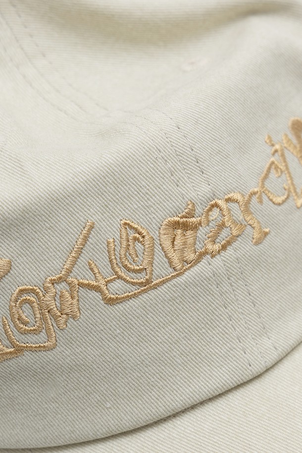 에칭 로고 모자는 공용으로 착용 가능한 캡모자입니다. 에크루, 브라운, 스카이 세 가지 색상으로 출시되었으며, 봄, 여름, 가을 계절에 착용하기 좋습니다. 면 소재로 제작되었으며, 5cm 깊이와 5cm 챙 넓이로 편안한 착용감을 제공합니다. 빈티지 스타일 워싱 가공과 자연스러운 워싱 효과, 자수 디테일이 돋보이며, 사이즈 조절이 가능하여 누구나 착용할 수 있습니다. 캐주얼, 미니멀, 클래식한 스타일에 모두 잘 어울리는 데일리 아이템으로, 동네 마실룩, 산책룩, 여행룩에 활용해 보세요.
