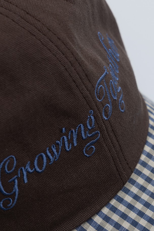 투게더 체크 캡은 부드러운 면 소재로 제작되어 편안한 착용감을 선사합니다. 내추럴 브라운 및 브라운 컬러의 세련된 체크 패턴이 돋보이며, 캐주얼, 클래식, 미니멀 스타일을 연출하기 좋습니다. 5패널 디자인과 5cm 깊이, 5cm 챙 넓이로 제작되어 일상, 산책, 봄 소풍 등 다양한 TPO에 활용하기 좋습니다. 사이즈 조절이 가능하여 누구나 편안하게 착용할 수 있으며, 클래식한 실루엣으로 유행을 타지 않고 오랫동안 즐겨 착용할 수 있습니다.
