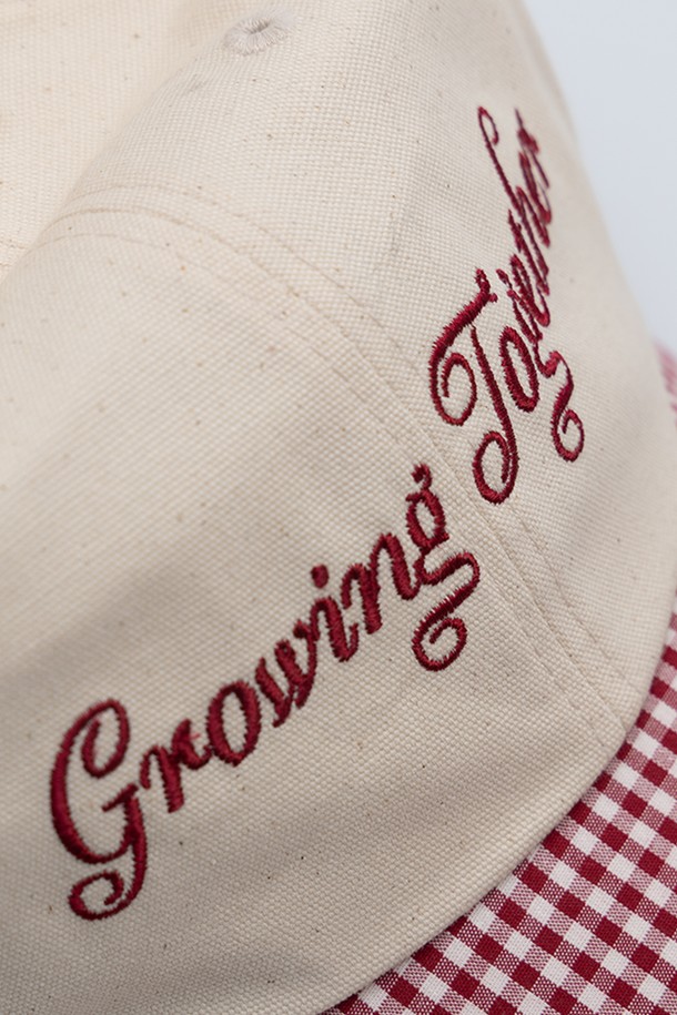 투게더 체크 캡은 자연(Natural)과 브라운(Brown) 두 가지 색상으로 출시된 공용 캡 모자입니다. 면 소재로 제작되어 봄, 여름, 가을 계절에 착용하기 좋으며, 5cm의 챙 넓이와 5cm의 모자 깊이로 편안한 착용감을 제공합니다. 체크 패턴과 5패널 디자인이 특징이며, '동네 마실룩', '산책룩', '여행룩' 등 다양한 TPO(Time, Place, Occasion)에 어울립니다. 캐주얼, 클래식, 미니멀 스타일을 즐겨 입는 분들께 추천하며, 사이즈 조절이 가능하여 편안하게 착용할 수 있습니다.
