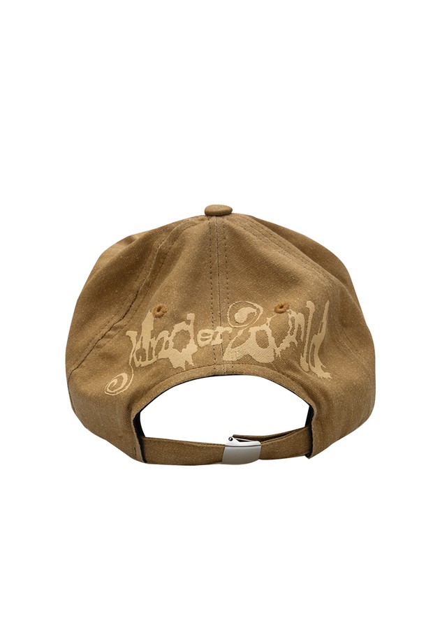 루티드 캡 모자는 캐주얼, 미니멀, 클래식 스타일을 모두 아우르는 디자인으로 동네 마실, 산책, 여행 등 다양한 TPO에 활용하기 좋습니다. 베이지, 올리브, 카멜 3가지 색상으로 출시되었으며, 면 소재로 제작되어 편안한 착용감을 선사합니다. 깊이 5cm, 챙 넓이 5cm의 캡모자로, 5패널 구조와 사이즈 조절 기능으로 머리 사이즈에 맞게 조절하여 착용할 수 있습니다. 3D 리프 프린팅 로고와 프린트 무늬가 돋보이는 캡 모자로, 일상 속 개성을 더해보세요.
