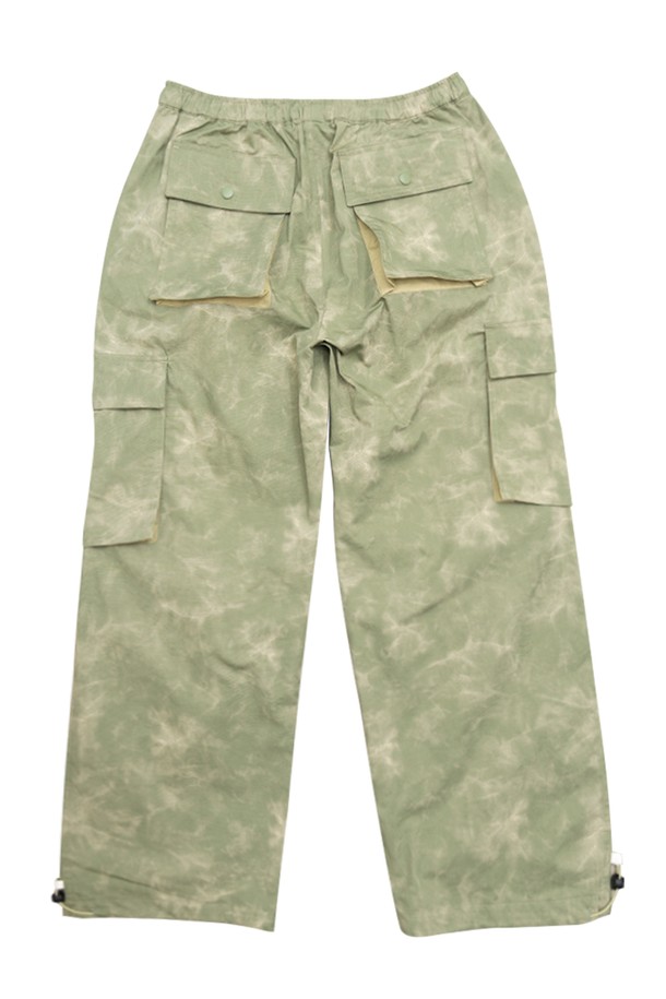 필드 유틸리티 팬츠는 유니섹스 디자인으로, 봄, 여름, 가을 계절에 착용하기 좋은 긴 기장의 바지입니다. 딥 모스(Deep Moss)와 브라운(Brown) 두 가지 색상으로 출시되었으며, 타이다이 워싱 처리와 오버핏 디자인으로 캐주얼 및 밀리터리 무드를 연출합니다.  포켓 콘트라스트 디테일과 무드 심볼 실리콘 로고가 특징이며, 동네 마실룩, 여행룩, 캠핑룩 등 다양한 TPO에 활용 가능합니다.  면 소재로 제작되어 편안한 착용감을 제공하며, 스트리트, 워크웨어 스타일을 즐기는 분들께 적합합니다. 후가공 특성상 이염이 발생할 수 있으니 주의하여 주세요.
