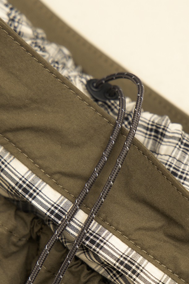 소프트워크 크로스백은 부드럽고 가벼운 면 소재로 제작되어 편안한 착용감을 선사합니다. 카키와 네이비 두 가지 색상으로 출시되어, 무지 패턴에 믹스매치 디테일이 더해져 캐주얼, 미니멀, 클래식 스타일 모두 소화 가능합니다. 가벼운 실루엣으로 동네 마실룩이나 산책룩에 자연스럽게 어울리며, 길이 조절이 가능하여 편리하게 사용하실 수 있습니다. 일상생활에서 다양한 스타일링을 연출해보세요.
