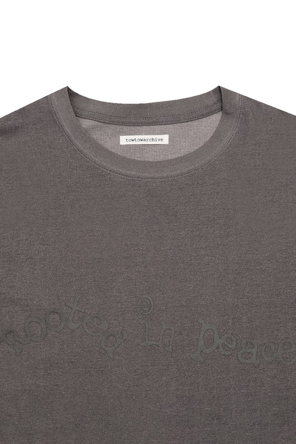 메이드 바이 얼스 반팔 티셔츠는 캐주얼한 스타일을 추구하는 분들을 위한 여름 필수 아이템입니다. 다크 브라운, 모카, 그린 세 가지 빈티지한 컬러로 출시되어, 25SS 컬렉션의 피스 테마 그래픽과 만나 독특한 분위기를 연출합니다. 오버핏과 릴랙스핏으로 편안한 착용감을 선사하며, 동네 마실룩이나 카페룩과 같은 일상적인 TPO에 잘 어울립니다. 면 소재를 사용하여 부드러운 촉감을 자랑하며, 그래픽 피그먼트 후가공으로 빈티지한 컬러감을 더했습니다. 미니멀, 스트리트 스타일을 즐겨 입는 분들께 추천합니다.
