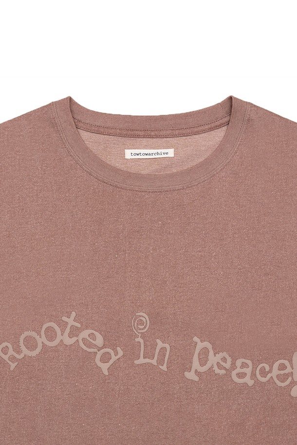 메이드 바이 얼스 반팔 티셔츠는 남녀 공용으로 착용 가능한 캐주얼 스타일의 반팔 티셔츠입니다. 봄, 여름 시즌에 적합하며, 라운드넥과 오버핏 디자인으로 편안한 착용감을 제공합니다. 모카, 그린, 다크 브라운 세 가지 빈티지한 컬러감으로 피그먼트 후가공 처리된 면 소재의 티셔츠입니다. 전면에 피스 테마 2555 그래픽 프린팅이 돋보입니다. 레귤러 기장의 반소매 티셔츠로 미니멀한 스타일을 연출하기 좋습니다.
