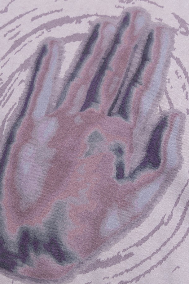 "함사 터치" 반팔 티셔츠는 남녀 공용으로, 캐주얼 및 빈티지 스타일을 연출하기 좋은 아이템입니다. 올리브와 라일락 두 가지 컬러로 출시되었으며, 봄, 여름 시즌에 적합합니다. 면 소재의 오버핏 라운드넥 티셔츠로, 함사(파티마의 손) 그래픽 프린트가 돋보입니다. 피그먼트 후가공 처리로 빈티지한 무드를 더했으며, 편안한 일상룩과 산책룩에 활용하기 좋습니다. 스트리트 패션을 즐기는 분들께도 추천합니다.
