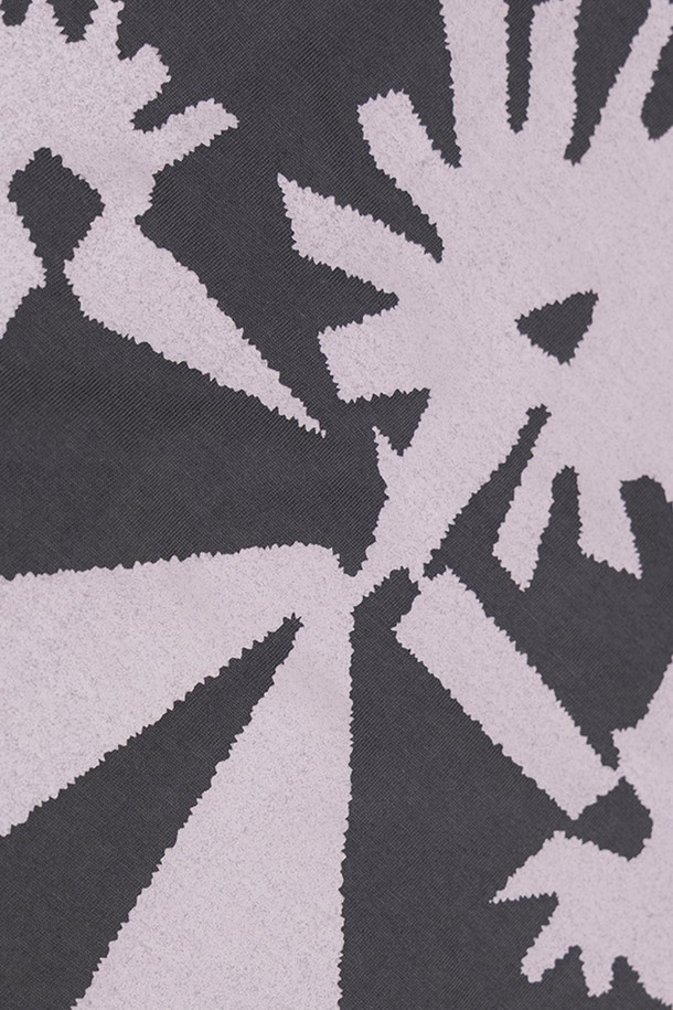 루트 포커스 반팔 티셔츠는 베이직하고 캐주얼한 스타일의 공용 티셔츠입니다. 봄, 여름 시즌에 착용하기 좋으며, 코튼플라워 블루, 에크루, 차콜 세 가지 색상으로 만나볼 수 있습니다. 릴랙스핏 또는 오버핏으로 편안하게 착용 가능하며, 라운드넥 디자인에 그래픽 프린트가 포인트로 더해져 개성을 살렸습니다. 일상, 동네 마실, 여행 등 다양한 TPO에 맞춰 미니멀하고 감각적인 스타일을 연출해보세요. 부드러운 면 소재로 제작되어 편안한 착용감을 선사합니다.
