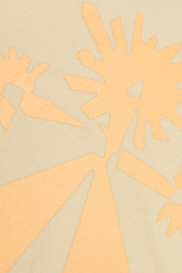 루트 포커스 반팔 티셔츠는 편안한 착용감을 선사하는 오버핏 티셔츠입니다. 코넬플라워 블루, 에크루, 차콜 세 가지 자연스러운 컬러톤으로 출시되어 일상과 휴가룩 모두 활용하기 좋습니다. 부드러운 면 소재로 제작되어 촉감이 좋으며, 캐주얼, 미니멀 스타일을 연출하기에 적합합니다. 그래픽 패턴의 디자인으로 포인트를 더했으며, 동네 마실룩으로 편안하게, 휴가룩으로 스타일리시하게 연출해 보세요. 여름 시즌에 시원하게 입기 좋은 반소매 티셔츠입니다.
