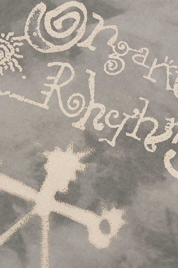 얼씨 다이드 반팔 티셔츠는 부드러운 면 소재로 제작되어 편안한 착용감을 선사합니다. 캐주얼 스타일의 오버핏 디자인과 반소매 기장으로 편안하고 스타일리시하게 연출할 수 있습니다. 브라운, 브로콜리 브라운 컬러의 타이다이 패턴이 독특한 분위기를 더하며, 그래픽 포인트 디테일과 자연스러운 컬러 변형이 돋보입니다. 일상생활에서 개성 있는 스타일을 연출하고 싶을 때 적합한 아이템입니다. 스트리트 패션을 즐겨 입는 분들께도 추천합니다.
