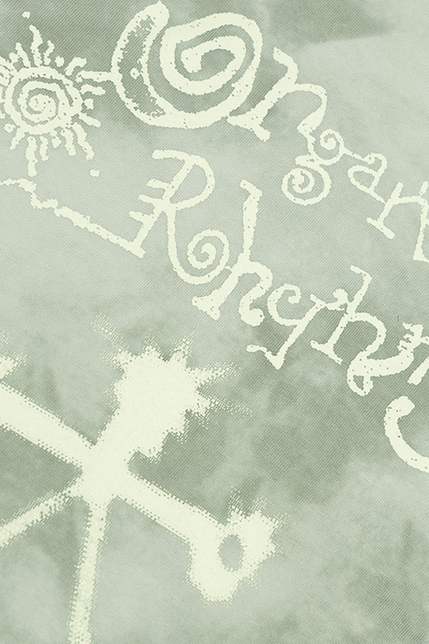 "얼씨 다이드" 반팔 티셔츠는 브라운과 브로콜리 두 가지 색상으로 출시되어 개성 넘치는 스타일을 연출합니다. 일상에서 편안하게 착용할 수 있으며, 캐주얼한 스타일을 선호하는 분들께 추천합니다. 오버핏으로 제작되어 트렌디하며, 라운드넥 디자인과 자연스러운 타이다이 패턴이 특징입니다. 면 소재로 제작되어 부드러운 착용감을 선사하며, 동네 마실룩, 여행룩 등 다양한 TPO에 활용하기 좋습니다. 그래픽 포인트 디테일이 더해져 더욱 특별한 느낌을 줍니다.
