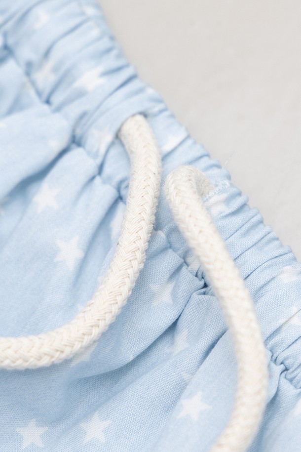 무어 티어드 스커트는 로맨틱한 무드를 연출하는 여성용 스커트입니다. 아이렛 화이트와 데님 블루 두 가지 색상으로 제공되며, 봄과 여름에 어울리는 디자인입니다. 허리 드로우스트링 디테일이 특징이며, 루즈핏의 티어드 스타일로 편안하게 착용할 수 있습니다. 데이트룩, 카페룩, 산책룩 등 다양한 TPO에 맞춰 클래식, 미니멀 스타일로 연출해보세요. 면 소재로 제작되어 부드러운 촉감을 선사합니다.
