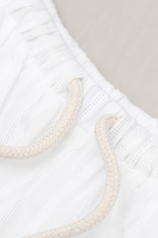 무어 티어드 스커트는 여성용으로, 화이트와 데님블루 두 가지 색상으로 출시되었습니다. 봄, 여름 시즌에 어울리는 면 소재의 루즈핏 티어드 스커트입니다. 로맨틱한 스타일을 연출하며, 허리 부분의 드로우스트링(끈)과 글린코드가 특징입니다. 아일렛 패턴으로 포인트를 주어 데이트룩, 카페룩, 봄 소풍룩 등 다양한 TPO에 활용하기 좋습니다. 로맨틱, 미니멀, 클래식 스타일을 선호하는 분들께 추천합니다.
