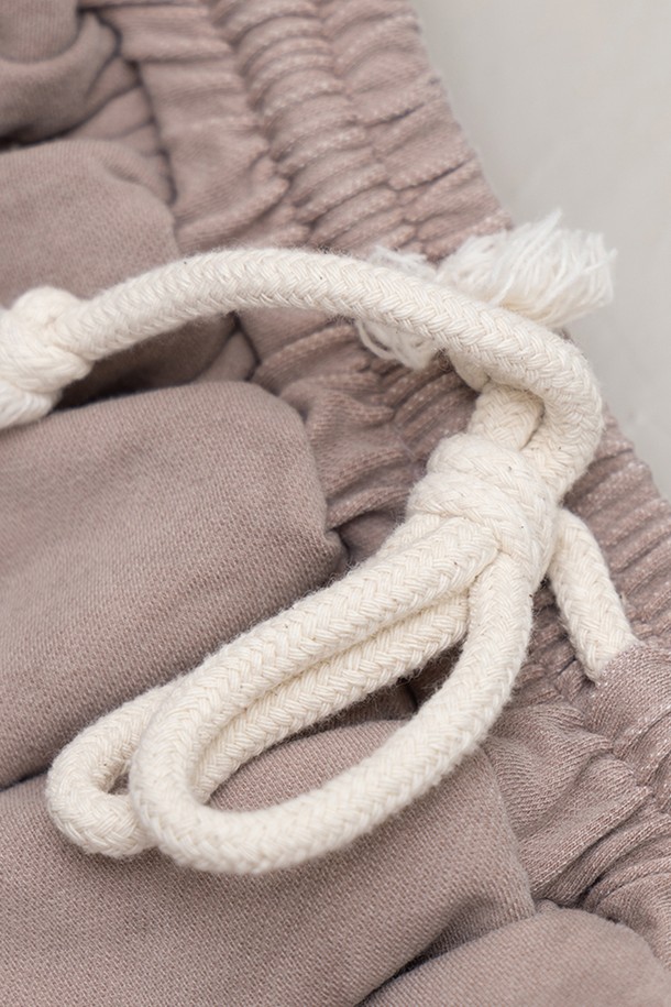 여성스러운 무드를 연출하는 "컴피 스커티드 팬츠"입니다. 부드러운 면, 폴리에스테르, 스판덱스 혼방 소재로 제작되어 편안한 착용감을 선사합니다. 허리 밴딩과 드로스트링으로 사이즈 조절이 용이하며, 스커트 레이어드 디자인과 더블 레이어드 스커트 디테일이 특징입니다. 루즈핏에 오버핏으로 편안함을 강조했으며, 모카, 카키 두 가지 색상으로 출시되었습니다. 일상, 동네 마실룩, 여행룩 등 다양한 TPO에 캐주얼, 미니멀, 클래식 스타일로 활용하기 좋습니다.
