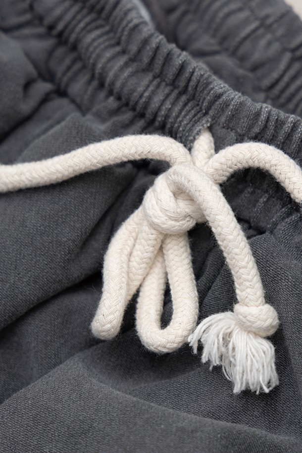 컴피 스커티드 팬츠는 편안함과 스타일을 동시에 잡은 여성용 스커트 팬츠입니다. 모카, 카키, 애쉬 3가지 색상으로 출시되어 다양한 상의와 매치하기 좋습니다. 면, 폴리에스테르, 스판덱스 혼방 소재로 제작되어 부드러운 촉감과 편안한 착용감을 선사합니다. 허리 밴딩과 드로스트링 디테일은 편안함을 더하고, 세미 벌룬 실루엣과 오버핏으로 캐주얼하면서도 스타일리시한 룩을 연출합니다. 동네 마실룩, 여행룩 등 데일리룩으로 활용하기 좋은 아이템입니다.
