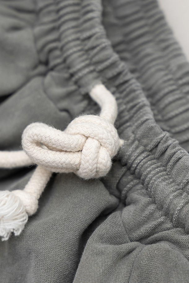 **컴피 스커티드 팬츠**

캐주얼하고 미니멀한 감각을 살린 여성용 스커티드 팬츠입니다. 모카, 카키, 애쉬 세 가지 색상으로 출시되어 데일리룩에 포인트를 더합니다. 면, 폴리에스테르, 스판덱스 혼방 소재로 제작되어 부드러운 촉감과 편안한 착용감을 선사합니다. 허리 스트링과 세미 벌룬 실루엣, 스커트 레이어드 디자인이 특징이며, 오버핏 긴바지로 동네 마실룩, 여행룩 등 다양한 TPO에 활용하기 좋습니다. 
