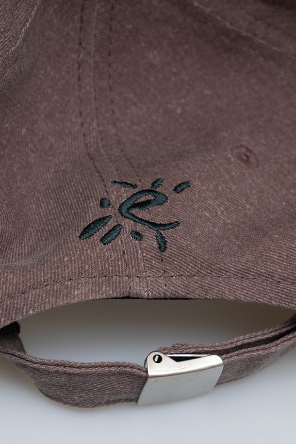에칭 로고 모자는 면 소재로 제작되어 사계절 내내 착용하기 좋습니다. 브라운, 그린, 에크루 브라운 세 가지 색상으로 출시되었으며, 5cm 깊이의 모자와 5cm 챙 넓이로 디자인되었습니다. 빈티지한 촉감과 에칭 로고 자수 디테일이 돋보이며, 사이즈 조절이 가능하여(54-68cm) 편안한 착용감을 제공합니다. 동네 마실룩, 산책룩 등 캐주얼, 미니멀, 클래식 스타일을 연출하기에 적합한 아이템입니다.
