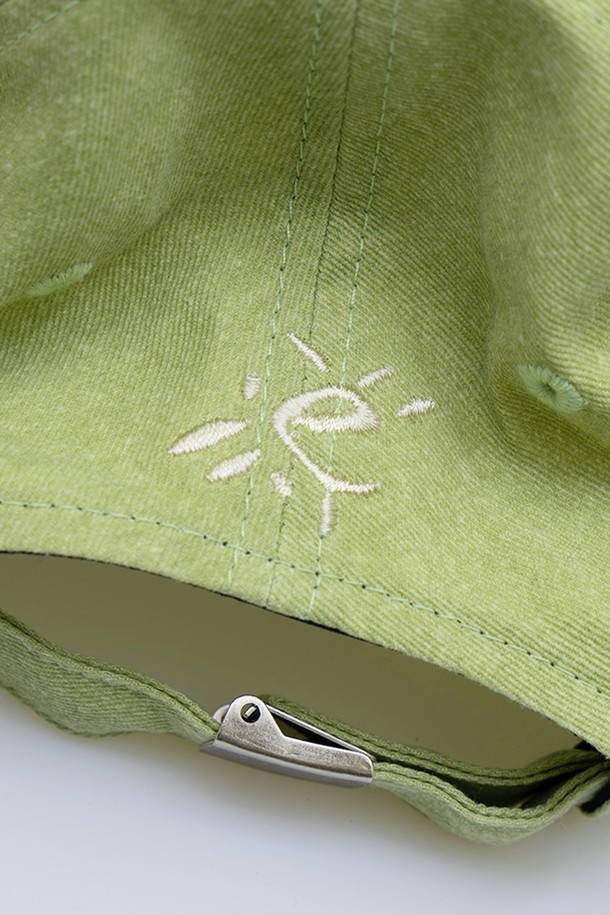 에칭 로고 모자는 빈티지한 감성을 담은 캡모자입니다. 브라운, 그린, 에크루 세 가지 색상으로 출시되었으며, 면 소재로 제작되어 편안한 착용감을 선사합니다. 모자 깊이 5cm, 챙 넓이 5cm로, 자연스러운 워싱 가공과 자수, 로고 디자인이 특징입니다. 사이즈 조절이 가능하며, 캐주얼, 미니멀, 클래식 스타일의 옷차림에 잘 어울립니다. 일상, 산책, 여행 등 다양한 TPO에 활용하기 좋습니다.
