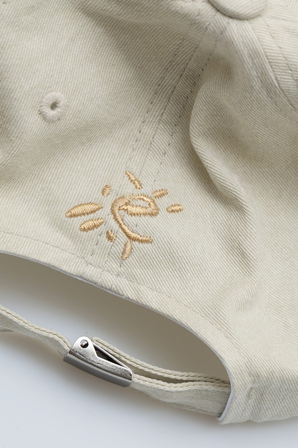 에칭 로고 모자는 공용으로 착용 가능한 캡모자입니다. 에크루, 브라운, 스카이 세 가지 색상으로 출시되었으며, 봄, 여름, 가을 계절에 착용하기 좋습니다. 면 소재로 제작되었으며, 5cm 깊이와 5cm 챙 넓이로 편안한 착용감을 제공합니다. 빈티지 스타일 워싱 가공과 자연스러운 워싱 효과, 자수 디테일이 돋보이며, 사이즈 조절이 가능하여 누구나 착용할 수 있습니다. 캐주얼, 미니멀, 클래식한 스타일에 모두 잘 어울리는 데일리 아이템으로, 동네 마실룩, 산책룩, 여행룩에 활용해 보세요.
