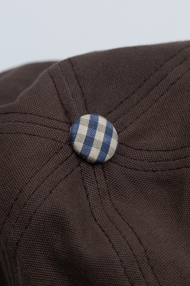 투게더 체크 캡은 부드러운 면 소재로 제작되어 편안한 착용감을 선사합니다. 내추럴 브라운 및 브라운 컬러의 세련된 체크 패턴이 돋보이며, 캐주얼, 클래식, 미니멀 스타일을 연출하기 좋습니다. 5패널 디자인과 5cm 깊이, 5cm 챙 넓이로 제작되어 일상, 산책, 봄 소풍 등 다양한 TPO에 활용하기 좋습니다. 사이즈 조절이 가능하여 누구나 편안하게 착용할 수 있으며, 클래식한 실루엣으로 유행을 타지 않고 오랫동안 즐겨 착용할 수 있습니다.
