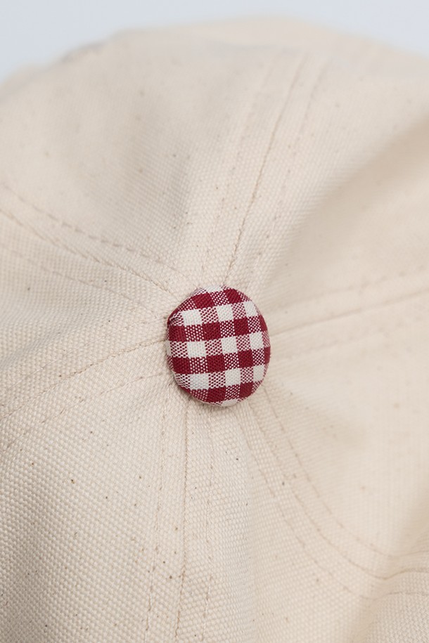 투게더 체크 캡은 자연(Natural)과 브라운(Brown) 두 가지 색상으로 출시된 공용 캡 모자입니다. 면 소재로 제작되어 봄, 여름, 가을 계절에 착용하기 좋으며, 5cm의 챙 넓이와 5cm의 모자 깊이로 편안한 착용감을 제공합니다. 체크 패턴과 5패널 디자인이 특징이며, '동네 마실룩', '산책룩', '여행룩' 등 다양한 TPO(Time, Place, Occasion)에 어울립니다. 캐주얼, 클래식, 미니멀 스타일을 즐겨 입는 분들께 추천하며, 사이즈 조절이 가능하여 편안하게 착용할 수 있습니다.
